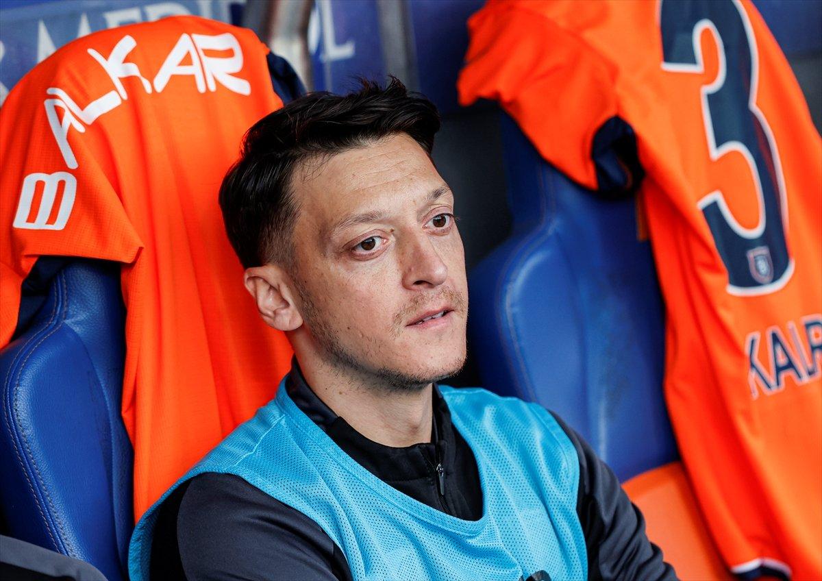 Mesut Özil: Maalesef daha uzun bir süre oynayamayacağım