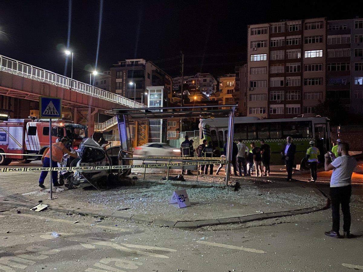 Kocaeli'de, önce otobüse sonra durağa çarptı: 1 ölü, 2 yaralı