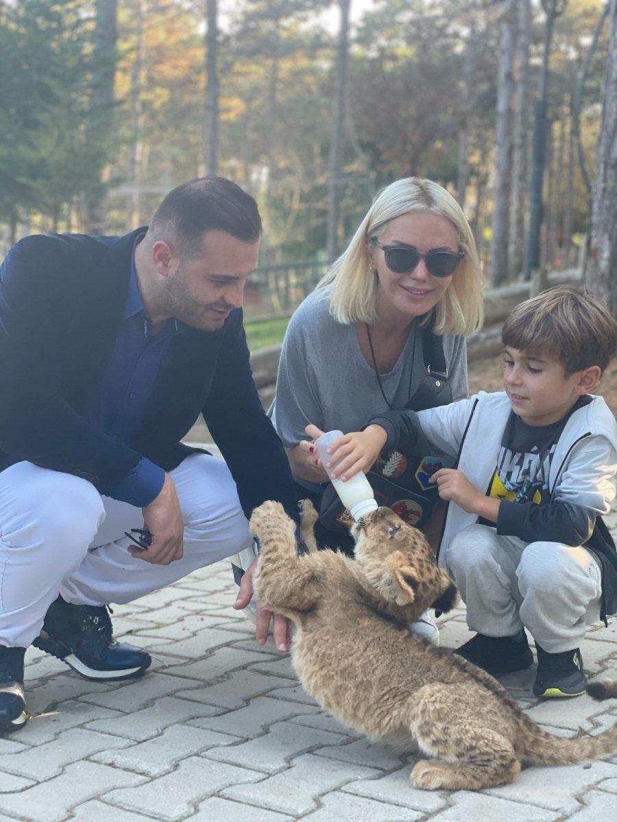 Ece Erken'in 3 aylık yavru aslanı elleriyle beslediği anlar