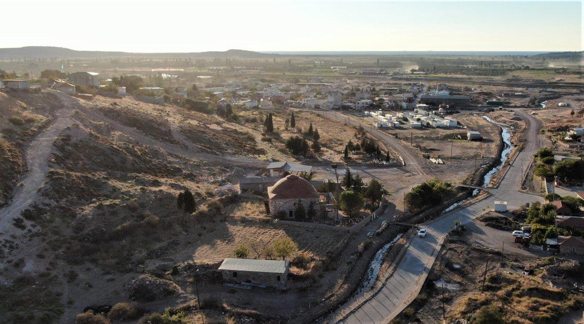 Çanakkale'de 656 yıllık camiye PVC pencere takıldı