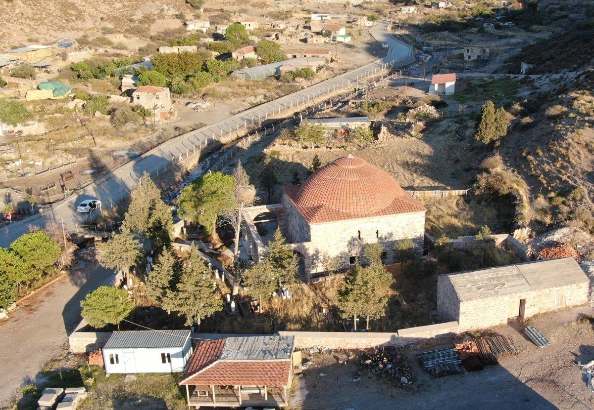 Çanakkale'de 656 yıllık camiye PVC pencere takıldı