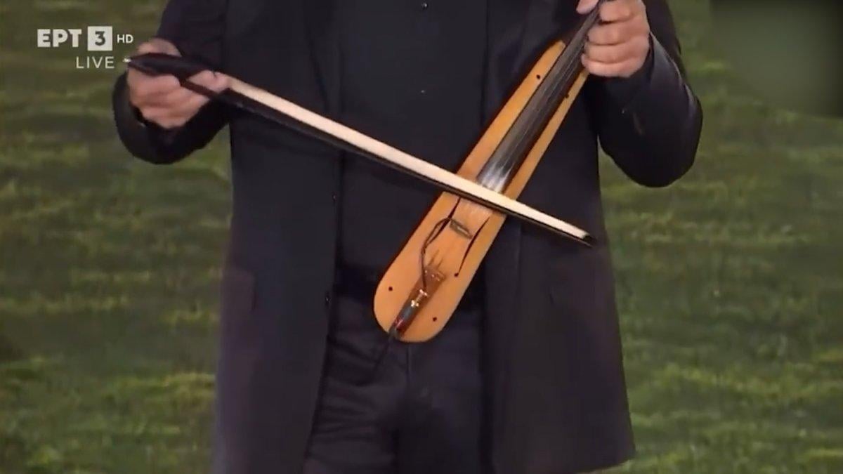 AEK'in yeni stadının açılışında kemençe ve horon