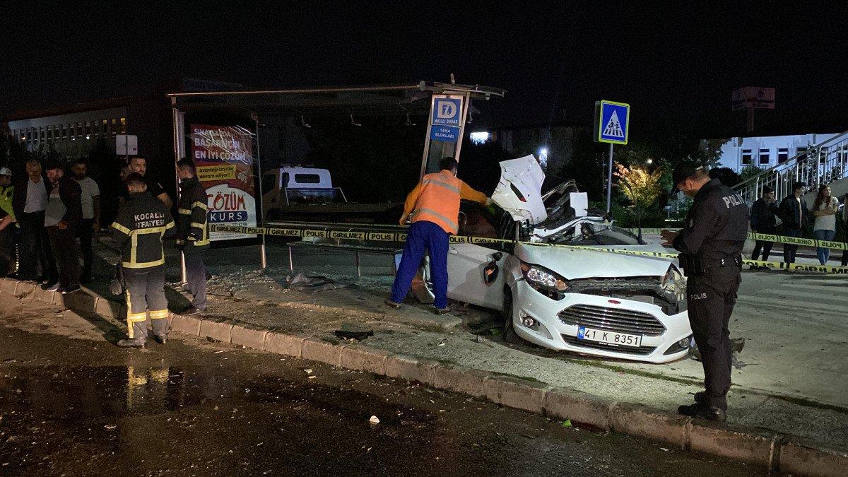 Kocaeli'de, önce otobüse sonra durağa çarptı: 1 ölü, 2 yaralı