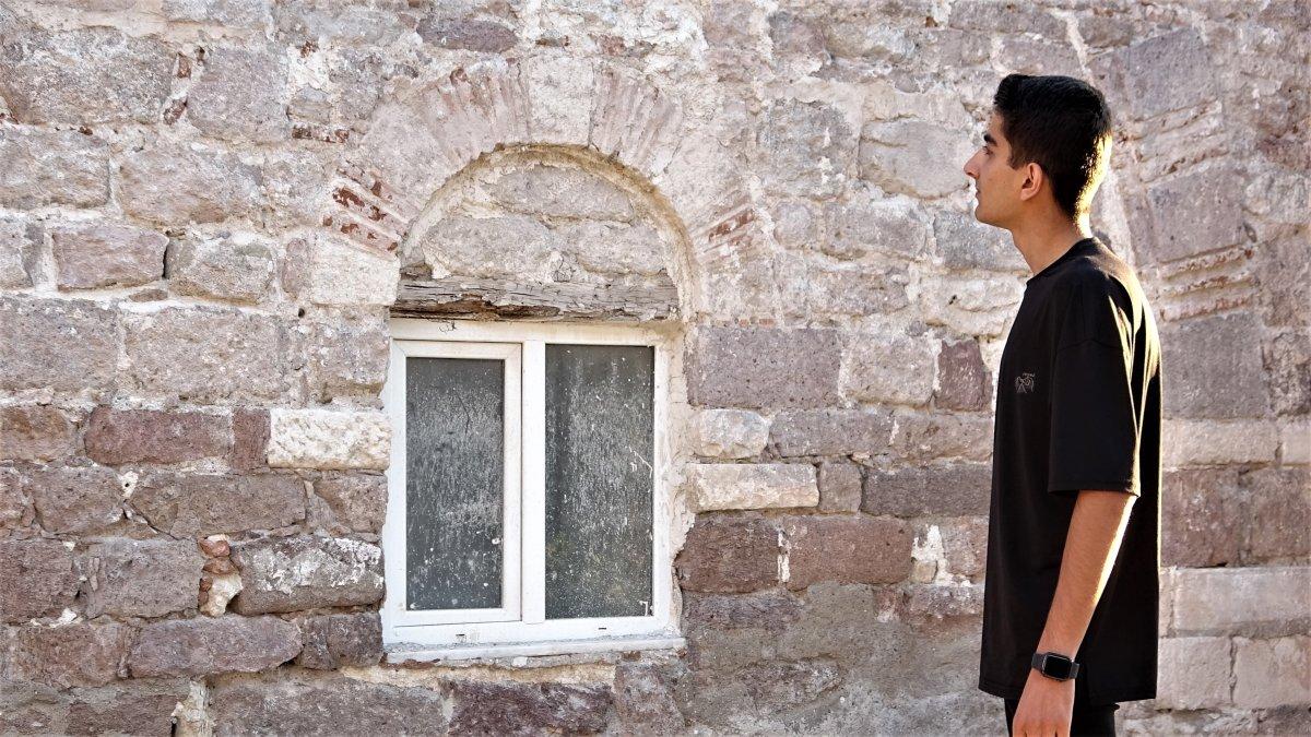 Çanakkale'de 656 yıllık camiye PVC pencere takıldı