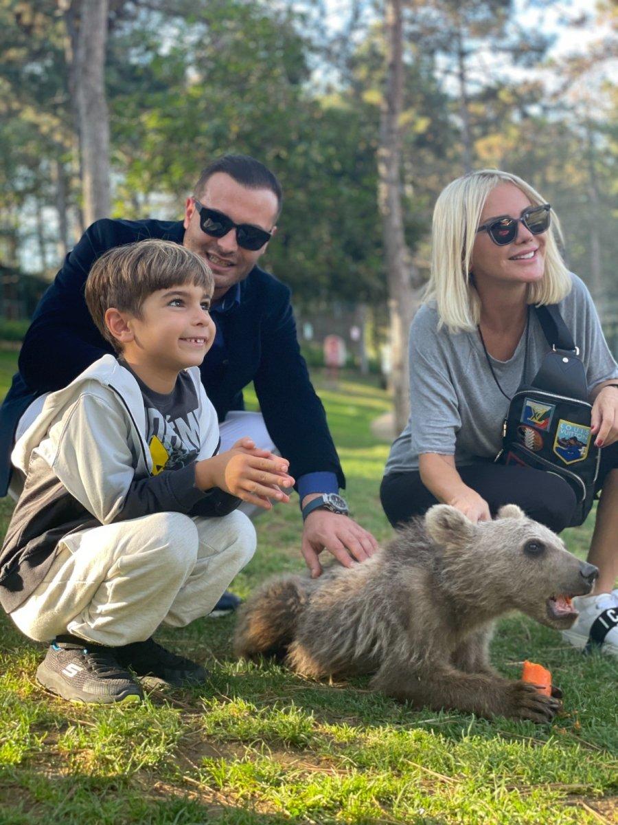 Ece Erken'in 3 aylık yavru aslanı elleriyle beslediği anlar