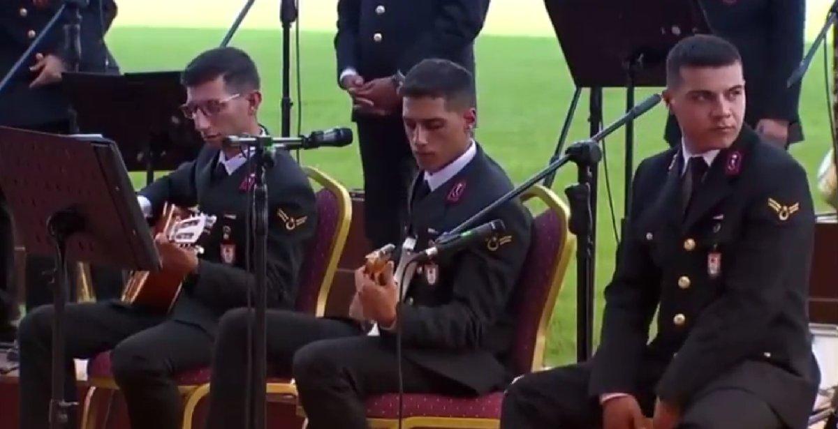 Kerkük Zindanı türküsünü söyleyen astsubay beğeni topladı