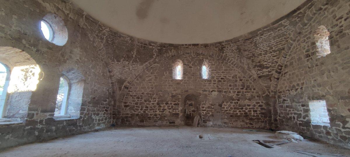 Çanakkale'de 656 yıllık camiye PVC pencere takıldı