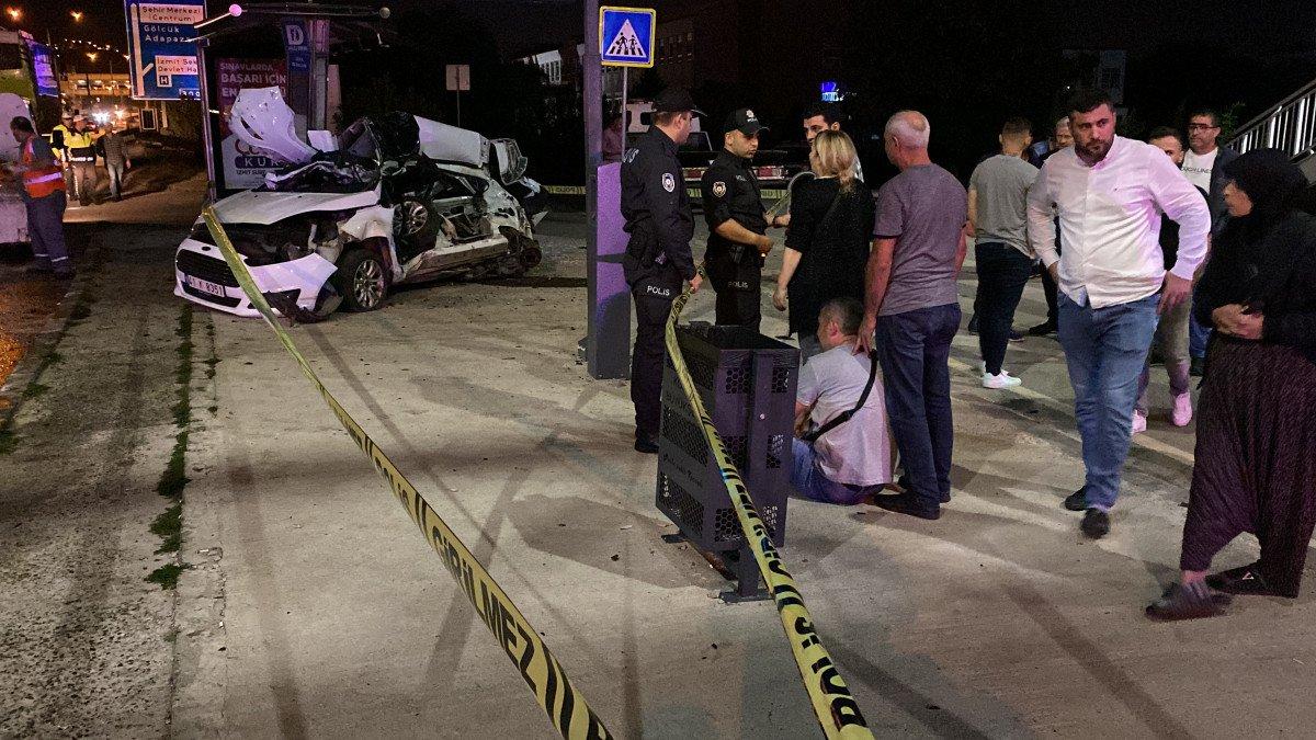 Kocaeli'de, önce otobüse sonra durağa çarptı: 1 ölü, 2 yaralı