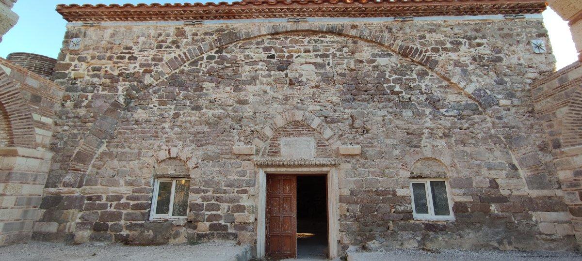 Çanakkale'de 656 yıllık camiye PVC pencere takıldı