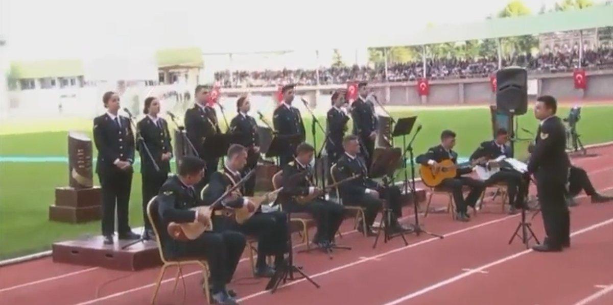 Kerkük Zindanı türküsünü söyleyen astsubay beğeni topladı