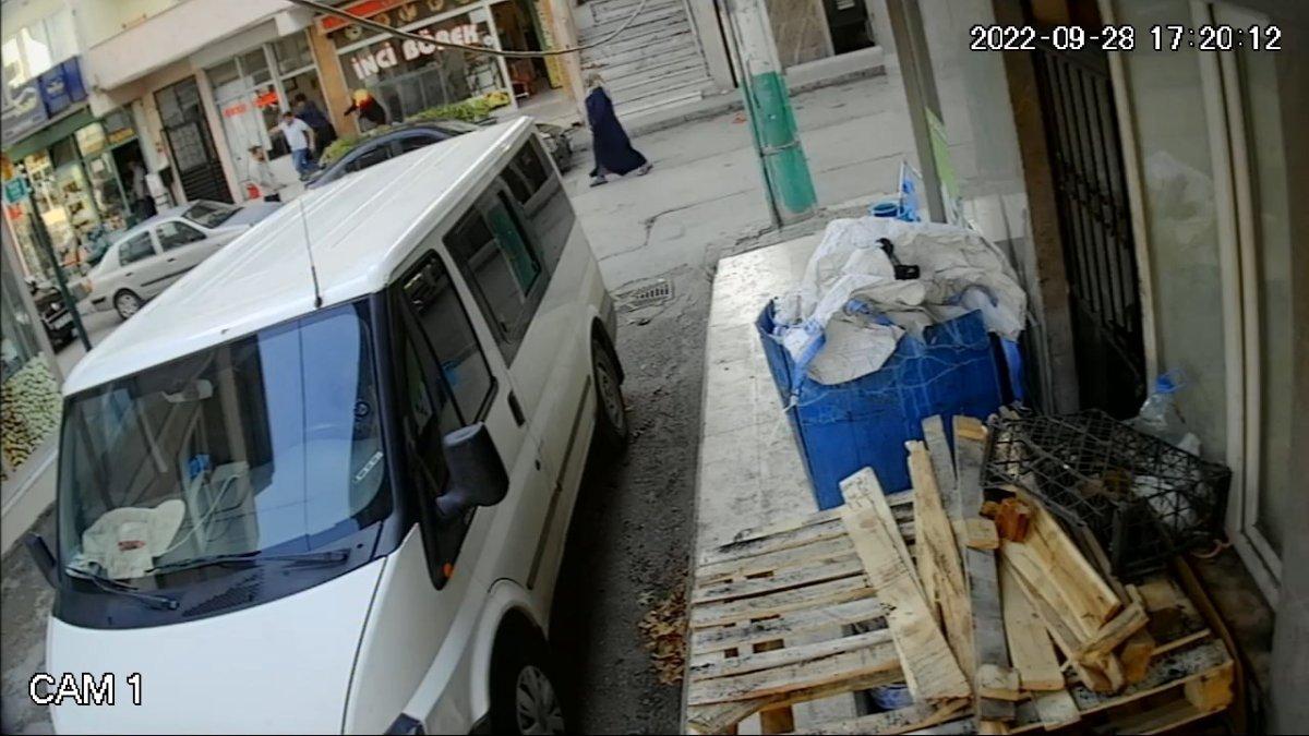 Bursa'da hiç tanımadığı şahıs tarafından sebepsizce bıçaklandı