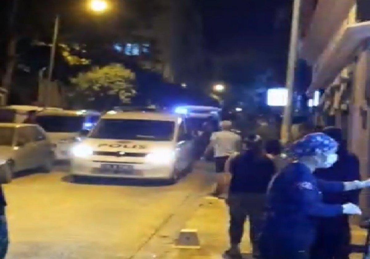 Balıkesir'de ticari taksi yerde yatan yaralı adamın kolunu ezdi