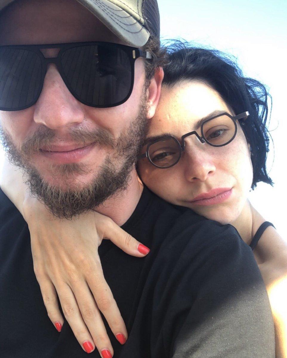 Merve Boluğur, gelinliğini gösterdi