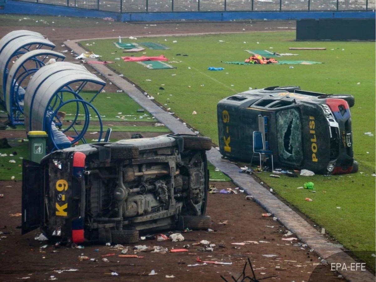 Endonezya'daki futbol maçında çıkan izdihamda 174 kişi öldü