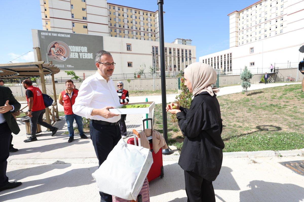 Mehmet Muharrem Kasapoğlu, Bursa’da iki GSB yurdunu ziyaret etti