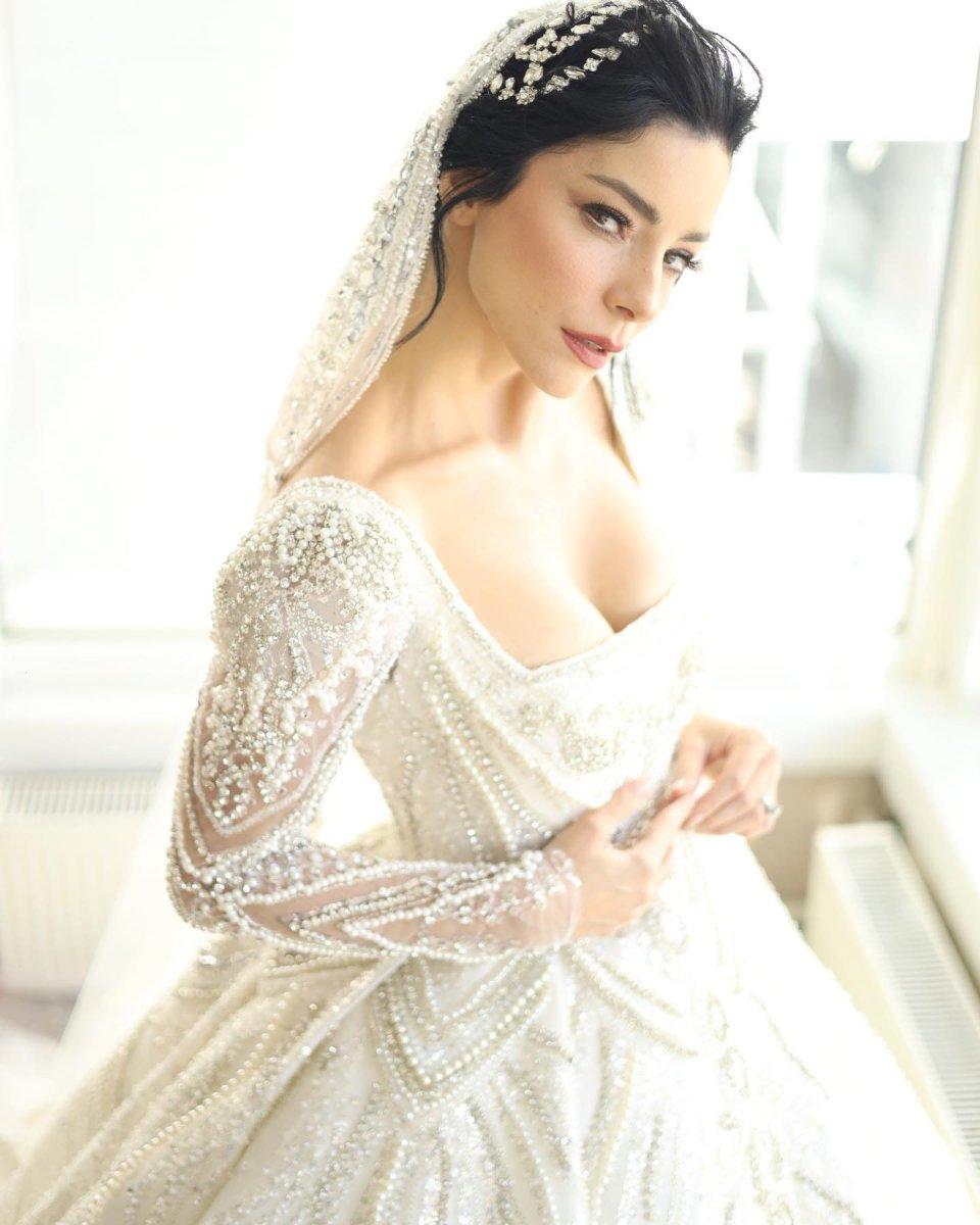 Merve Boluğur, gelinliğini gösterdi