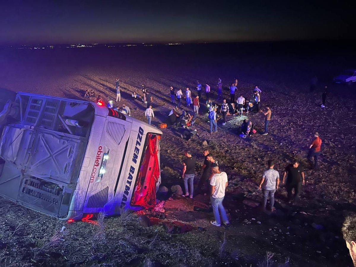 Şanlıurfa’da yolcu otobüsü şarampole devrildi