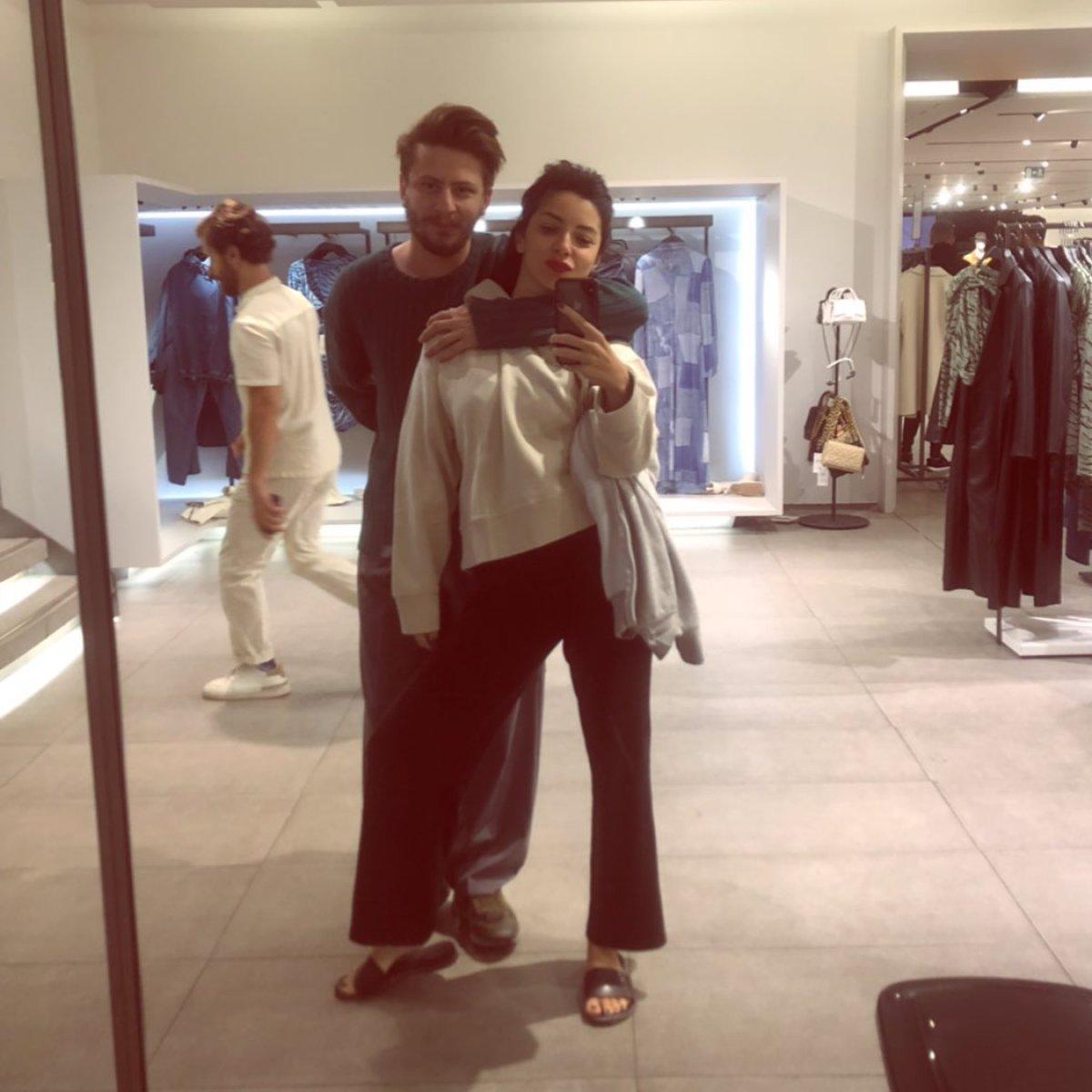 Merve Boluğur, gelinliğini gösterdi