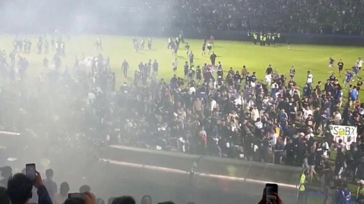 Endonezya'daki futbol maçında çıkan izdihamda 174 kişi öldü