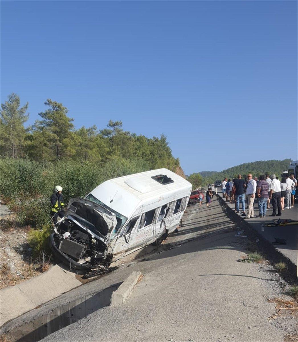Muğla'da minibüs şarampole devrildi: 10 yaralı