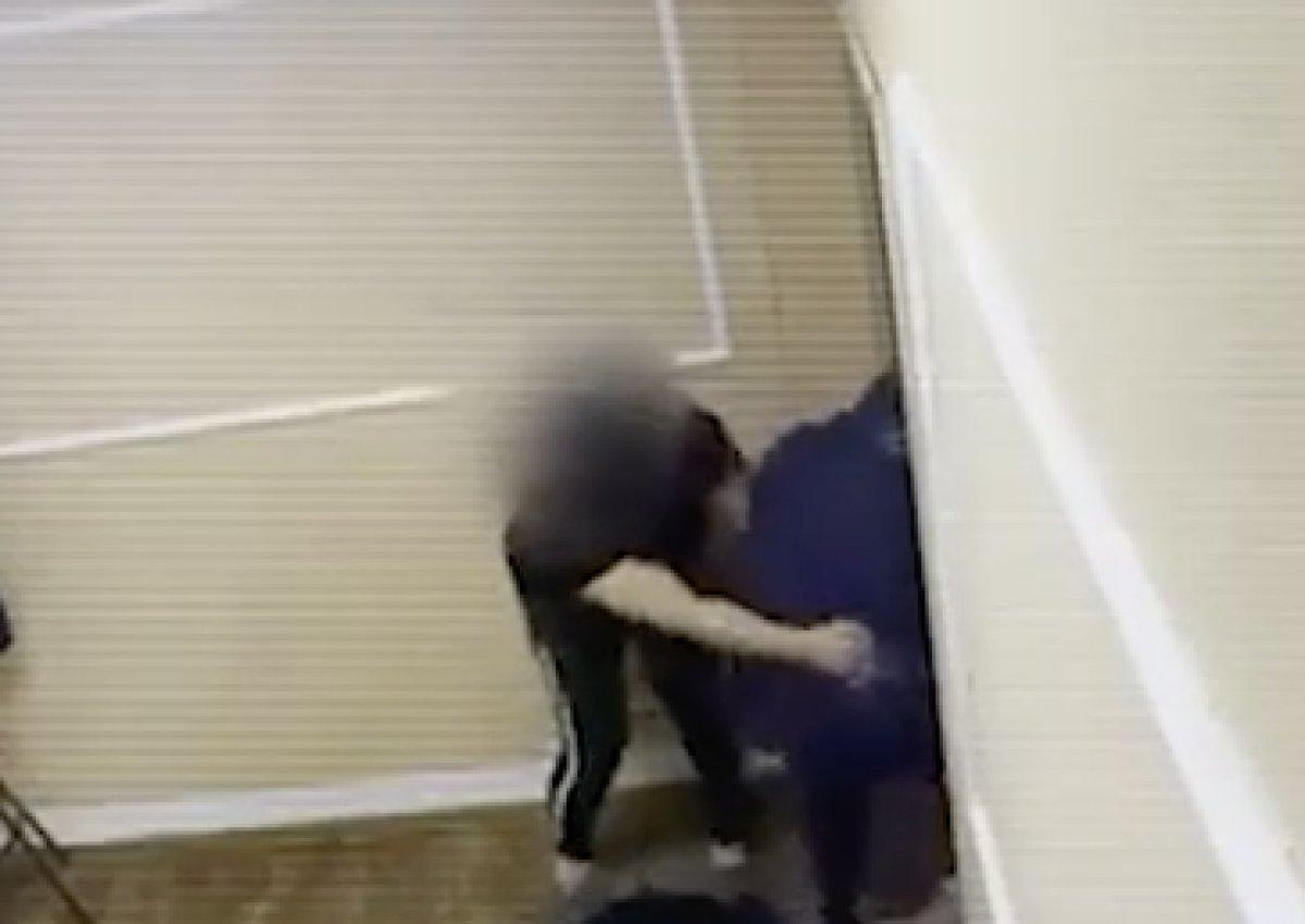 Kazakistan'da boğulan kadına yardım eden kurye dayak yedi