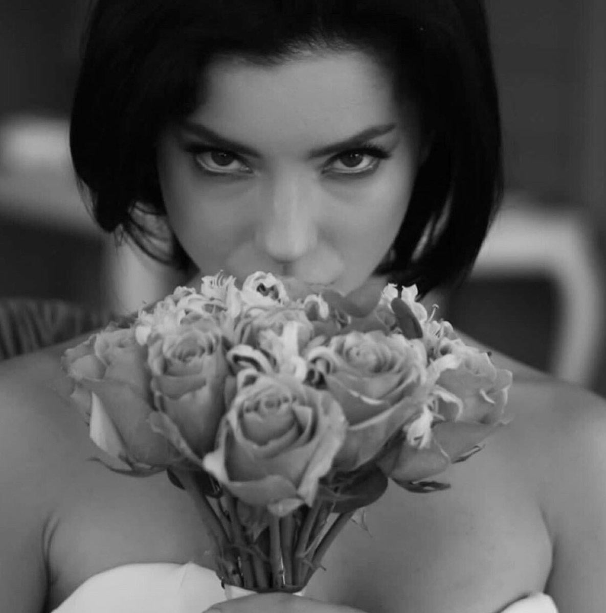 Merve Boluğur, gelinliğini gösterdi