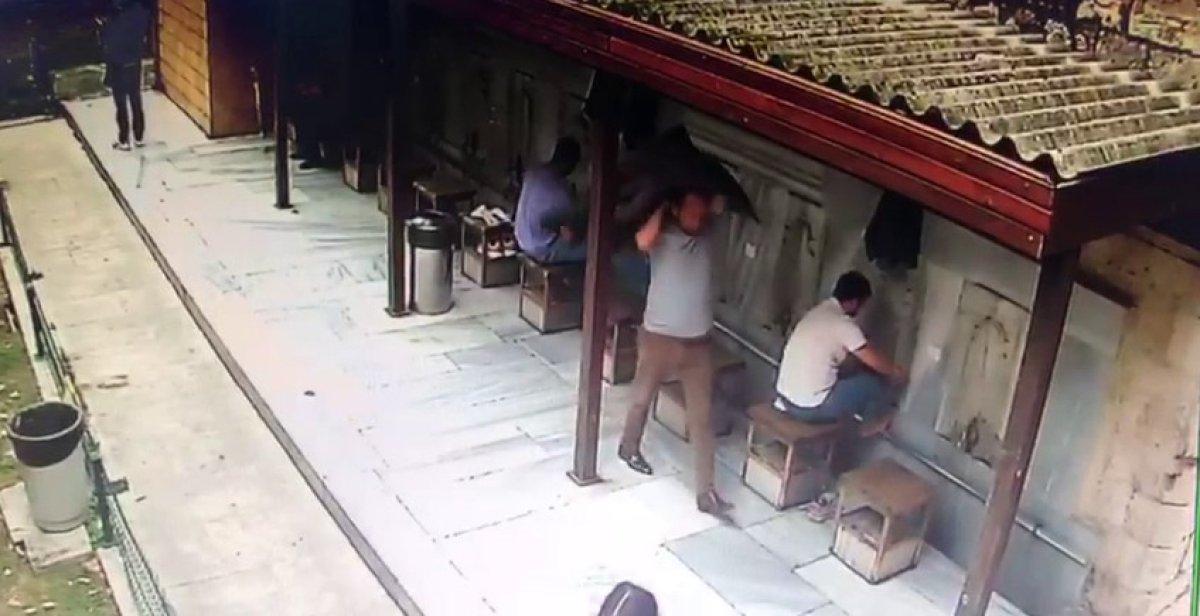 Fatih'te abdest alacakmış gibi yaparak, askıdaki ceketten 10 bin dolar çaldı