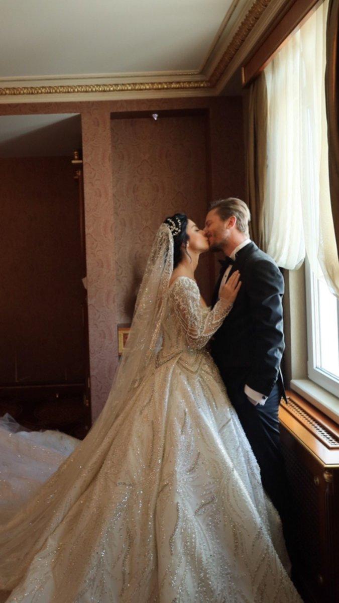 Merve Boluğur, gelinliğini gösterdi