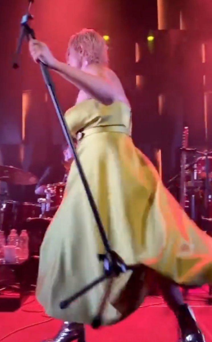 Kalben sahnede zıplayarak yürüdü