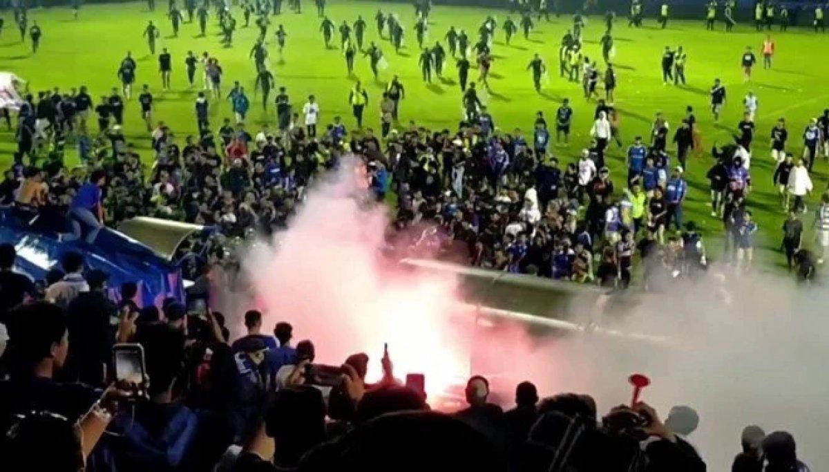 Endonezya'daki futbol maçında çıkan izdihamda 174 kişi öldü