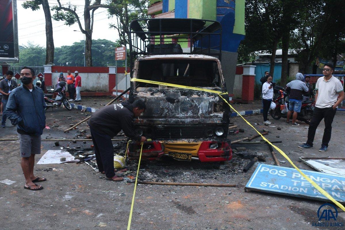 Endonezya'daki futbol maçında çıkan izdihamda 174 kişi öldü