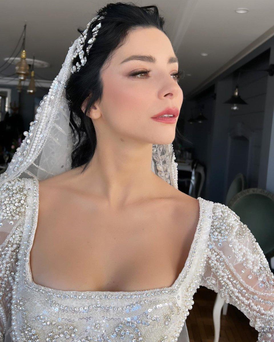 Merve Boluğur, gelinliğini gösterdi