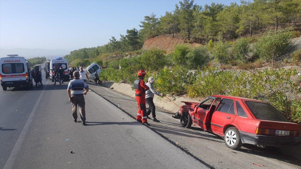 Muğla'da minibüs şarampole devrildi: 10 yaralı