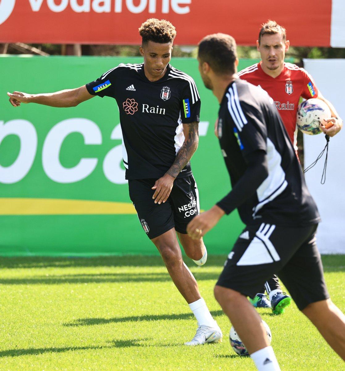 Beşiktaş'ta Atiba Hutchinson, takımla çalışmalara başladı