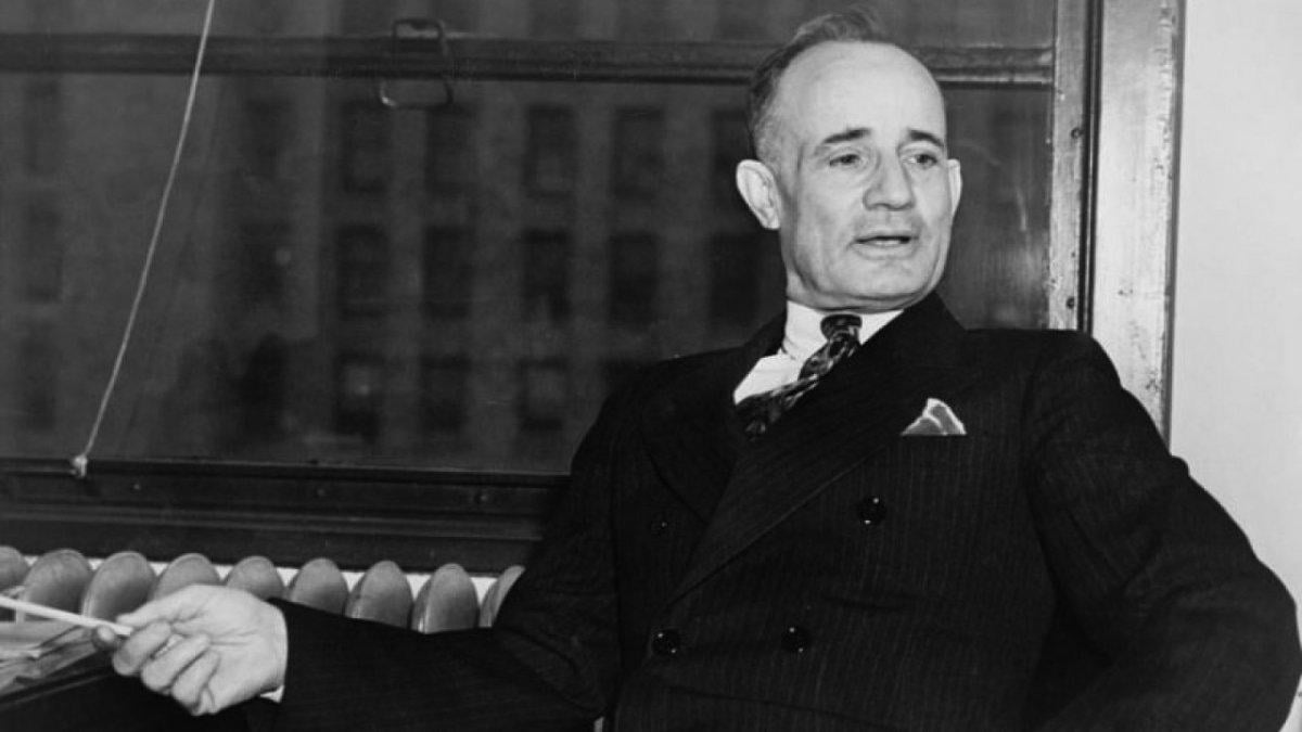 Napoleon Hill'in satış rekorları kıran kitabı: Başarının Anahtarları
