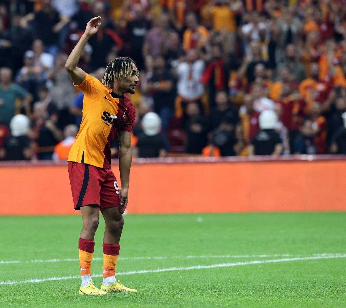Galatasaray'da Sacha Boey'a özel tebrik