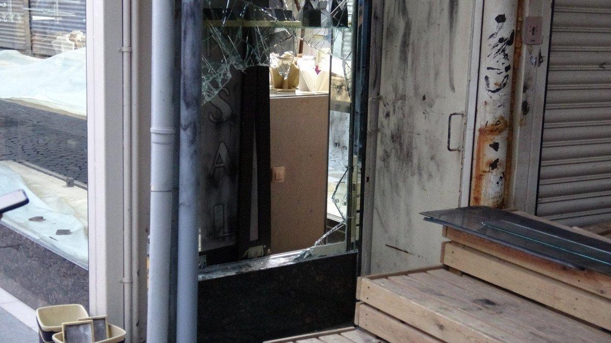 İzmir’de, kepengi açıp camı kırarak kuyumcuyu soydular