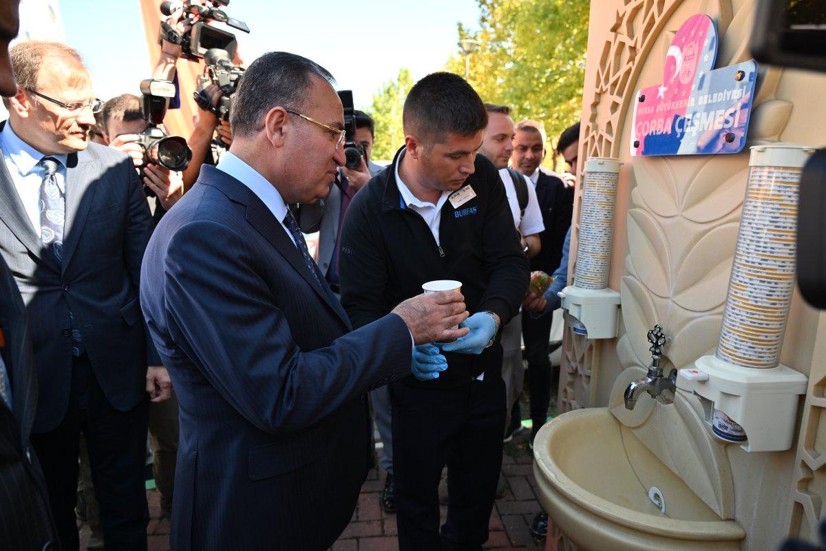 Adalet Bakanı Bekir Bozdağ, çorbayı çeşmeden içti