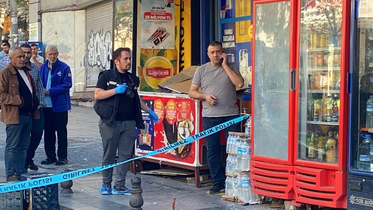 Beyoğlu’nda taciz ettikleri kadınların sakladığı dükkandaki gençlerle çatıştılar