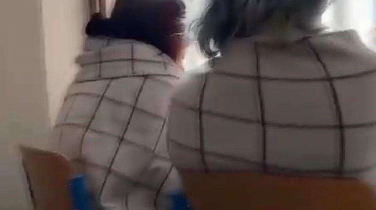 Çekya'da öğrencilere battaniye dağıttılar