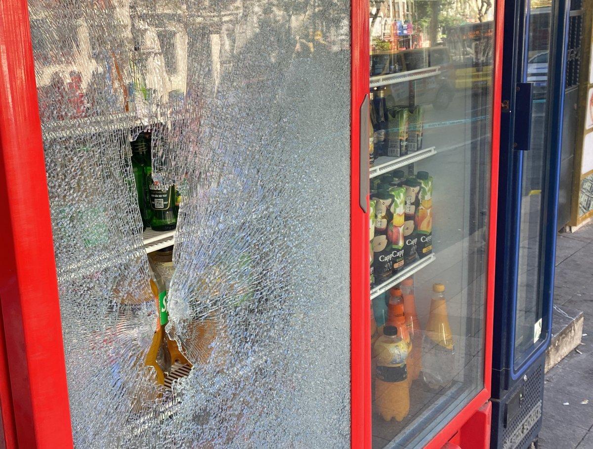 Beyoğlu’nda taciz ettikleri kadınların sakladığı dükkandaki gençlerle çatıştılar