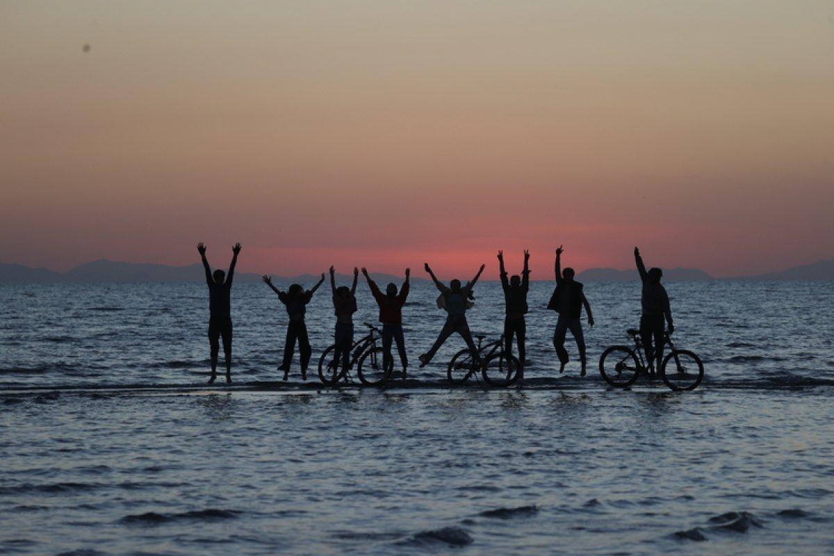 Van Gölü'nde oluşan adacıklarda bisiklet sürdüler