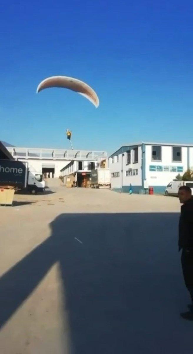 Bursa'da paraşüt tutkunu işe uçarak gitti