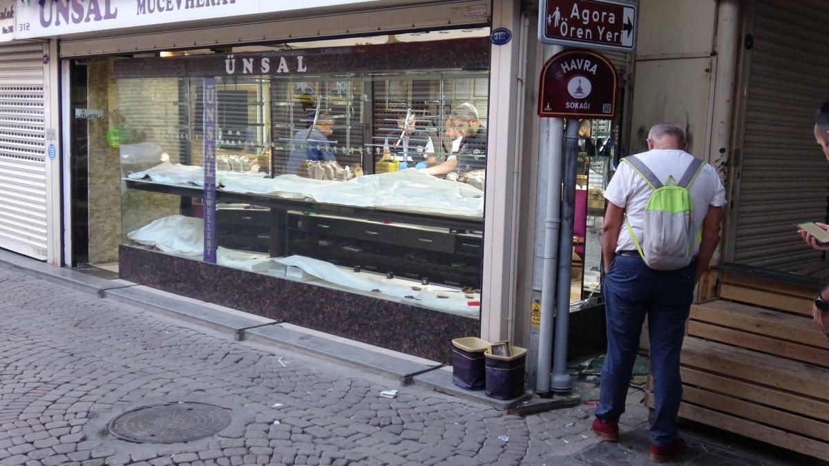 İzmir’de, kepengi açıp camı kırarak kuyumcuyu soydular