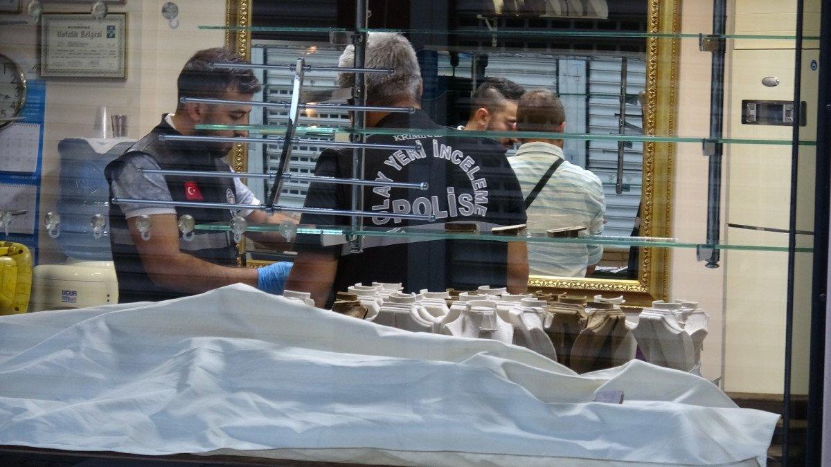 İzmir’de, kepengi açıp camı kırarak kuyumcuyu soydular