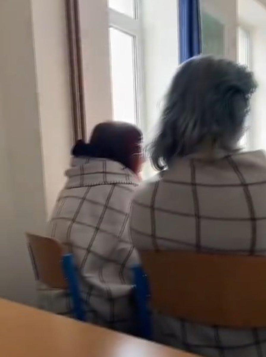 Çekya'da öğrencilere battaniye dağıttılar