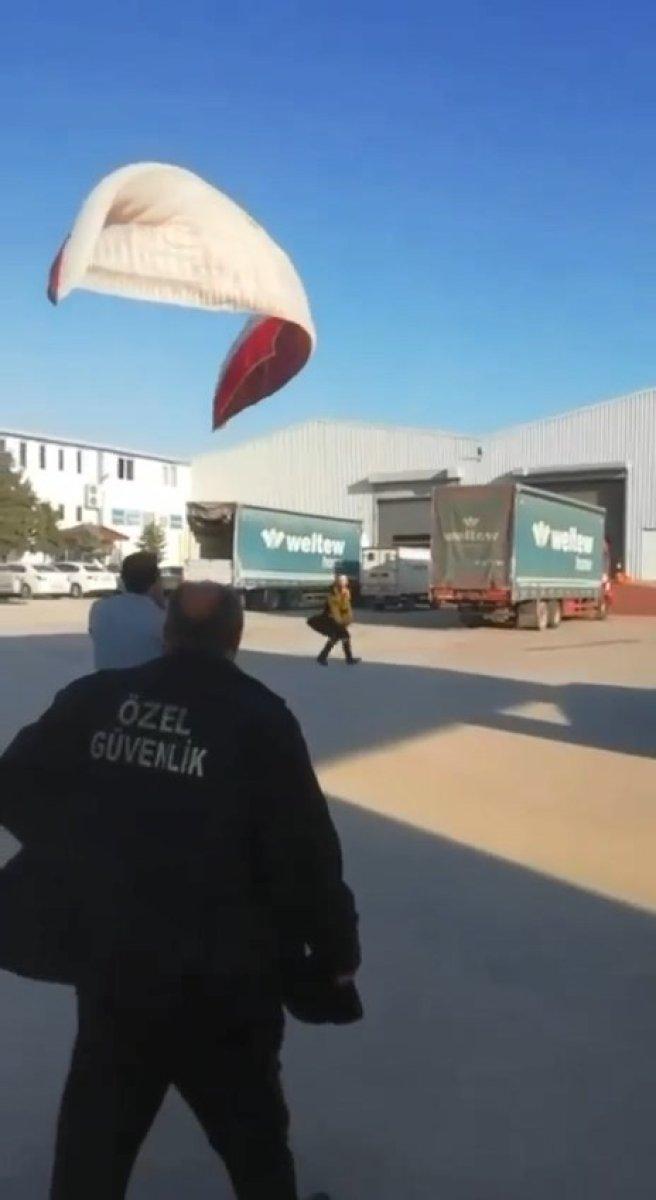 Bursa'da paraşüt tutkunu işe uçarak gitti