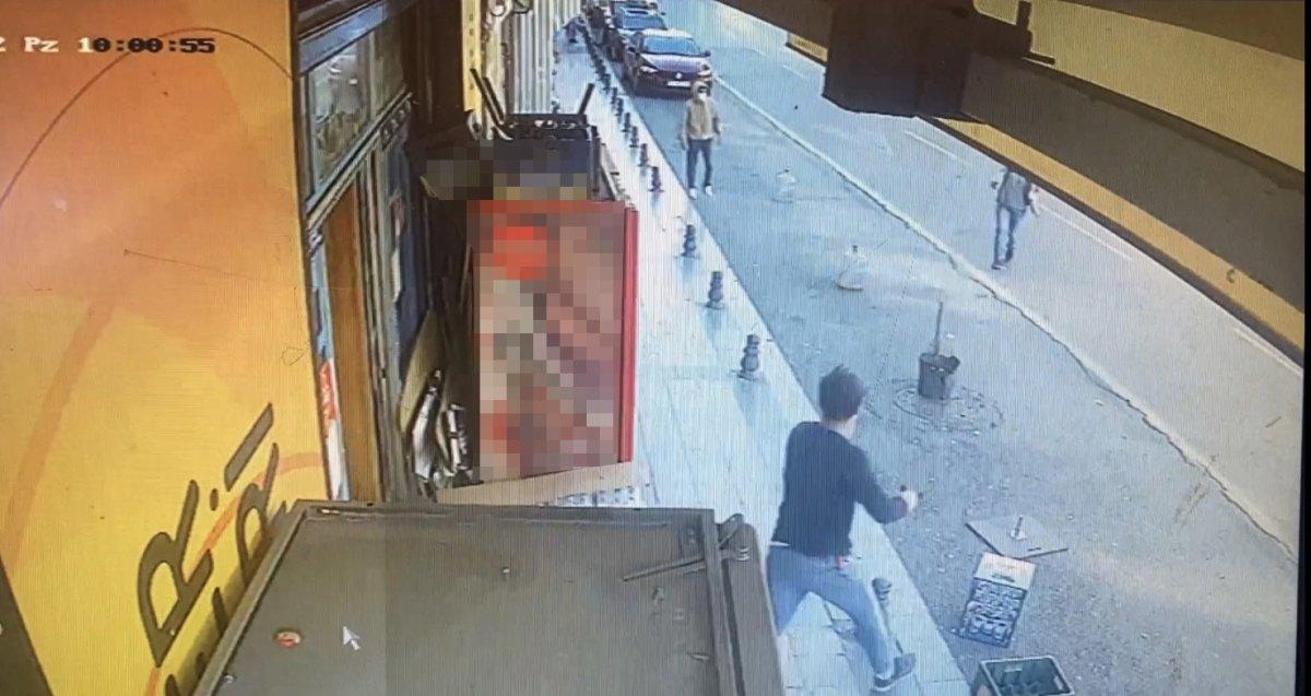 Beyoğlu’nda taciz ettikleri kadınların sakladığı dükkandaki gençlerle çatıştılar