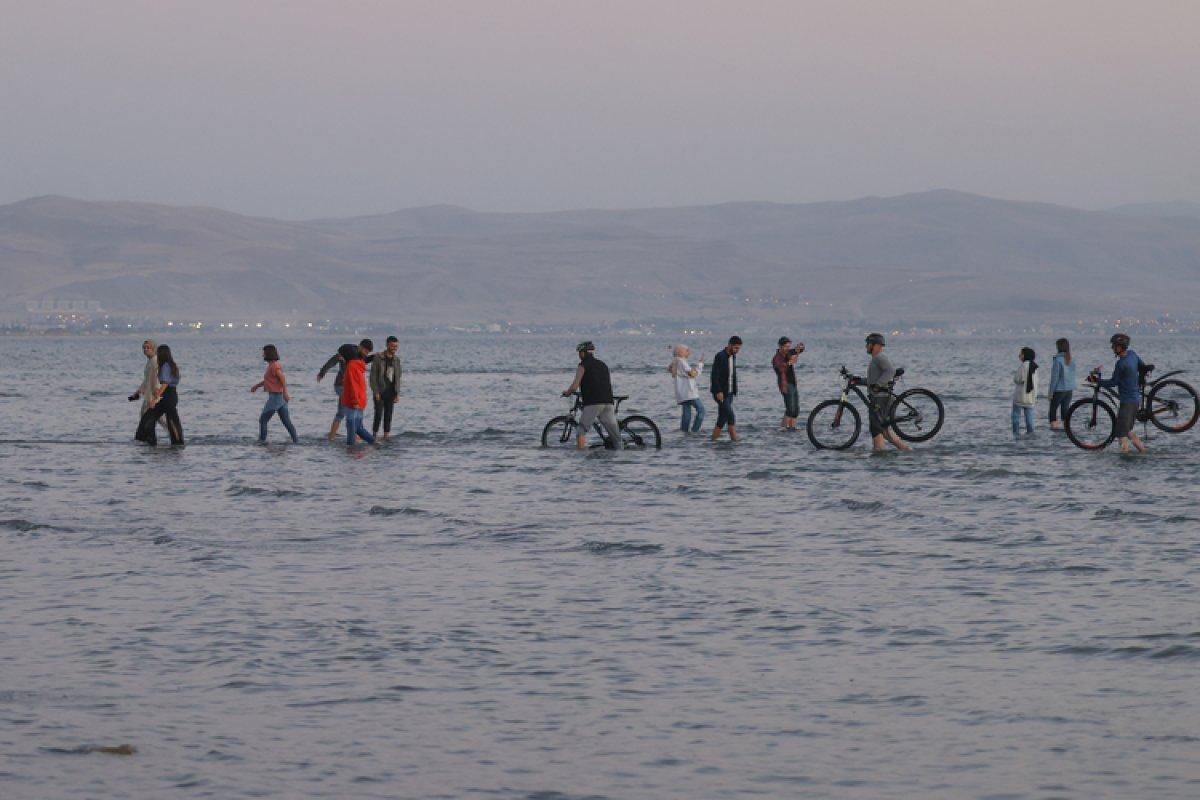 Van Gölü'nde oluşan adacıklarda bisiklet sürdüler