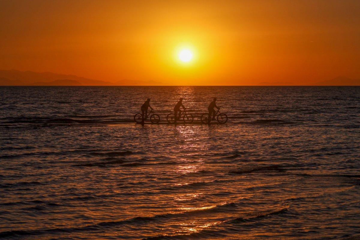 Van Gölü'nde oluşan adacıklarda bisiklet sürdüler